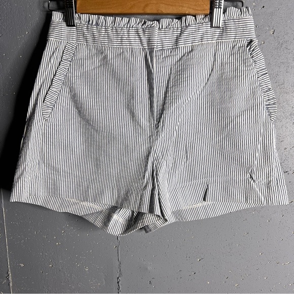 J.crew ruffle Seersucker shorts in size 4 - Picture 2 of 8